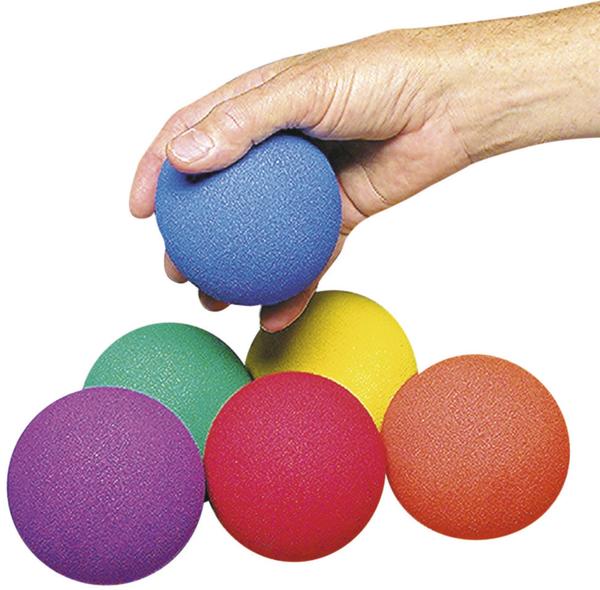 Hand hält blauen Stressball, umgeben von fünf weiteren bunten Stressbällen in verschiedenen Farben.