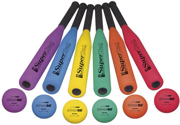 Bunte Softball-Schläger und Bälle in sechs verschiedenen Farben, angeordnet auf weißem Hintergrund.