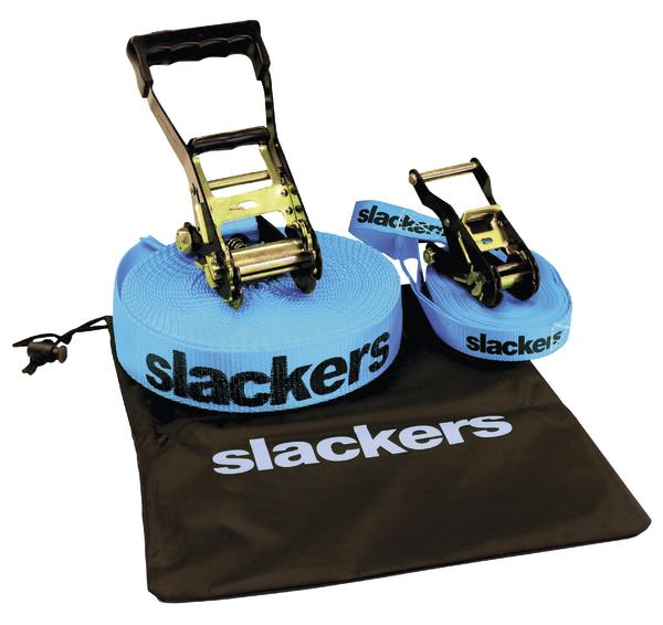 Blaues Slackline-Set mit Ratschen und Tragetasche auf weißem Hintergrund.