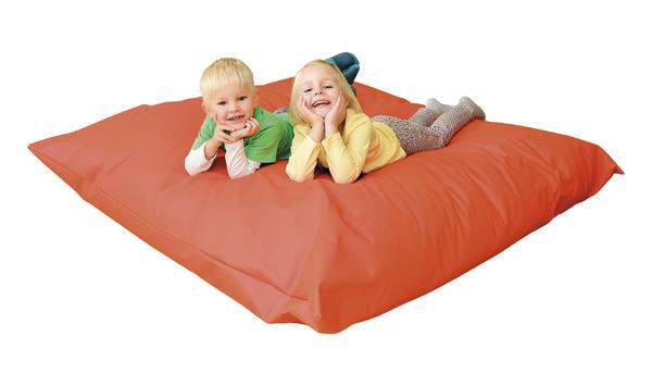 Kinder liegen lächelnd auf großem orangen Sitzsack, entspannte Atmosphäre, Spielzeit Zuhause.