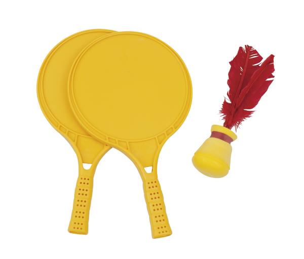 Gelber Kunststoff-Schläger und Federball für Federballspiel auf weißem Hintergrund.
