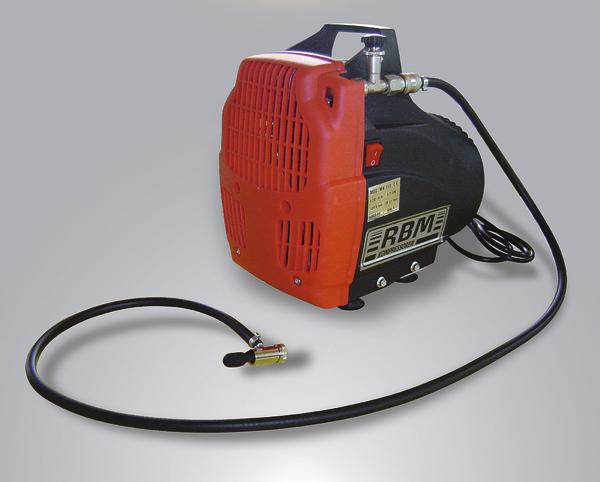 Kompakter RBM Ballkompressor mit rotem Gehäuse und angeschlossenem Schlauch.