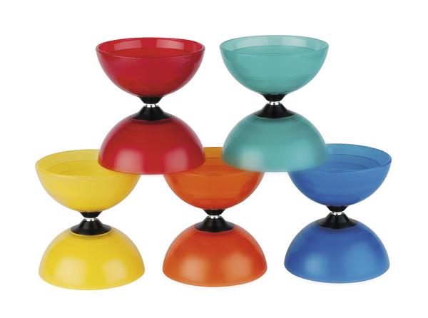 Bunte Diabolos in Rot, Blau, Gelb und Orange, gestapelt auf weißem Hintergrund.