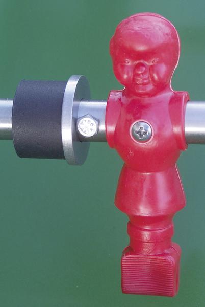 Roter Kunststoff-Spielergriff an Metallstange eines Tischkickers vor grünem Hintergrund.