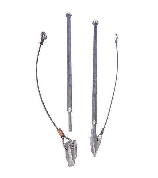 Zwei Metallanker mit Stahlseilen für Befestigung und Sicherung im Bauwesen.
