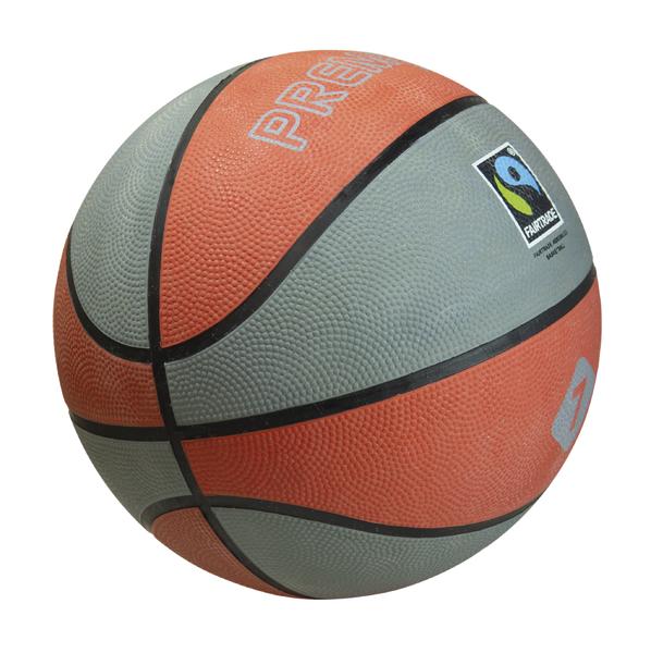 Basketball in Orange und Grau mit Fairtrade-Logo, Nahaufnahme auf weißem Hintergrund.