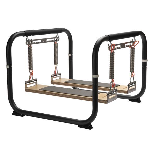 Pilates Reformer mit Holzplattform und Metallrahmen für Ganzkörpertraining.