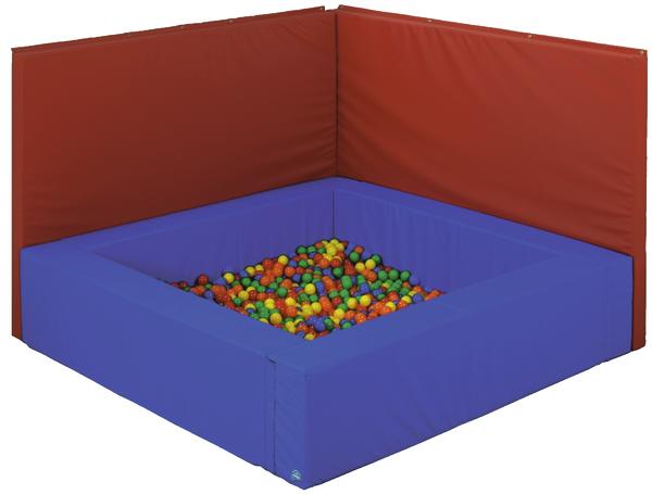 Weiches Bällebad mit blauen Seitenwänden und roten Rückwänden, gefüllt mit bunten Plastikbällen.