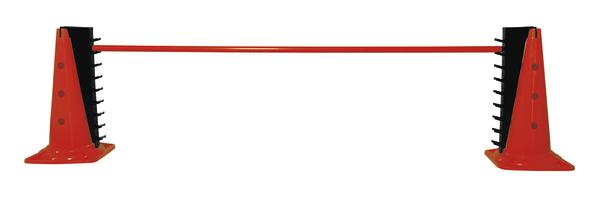 Hindernis für Agility-Training mit zwei orangen Kegeln und rotem Stab.