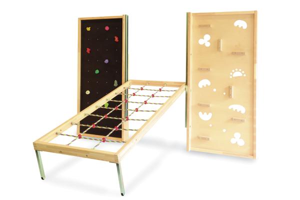 Kletterwand mit Seilnetz und Griffen aus Holz für Kinder zum Klettern und Spielen.