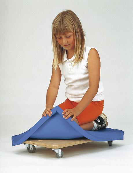 Mädchen faltet blaue Matte auf Rollbrett in weißem Top und roter Hose.