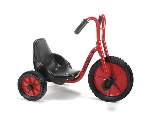 Rotes Kinder-Dreirad mit großem Vorderrad und schwarzem Sitz auf weißem Hintergrund.