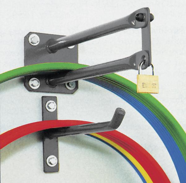 Wandhalterung mit bunten Reifen und einem kleinen Vorhängeschloss an einem Haken.