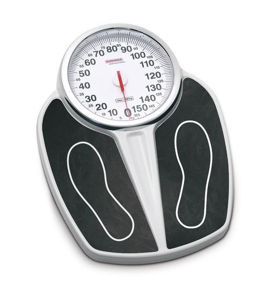 Mechanische Personenwaage mit analoger Anzeige und Fußabdrücken, schwarz-weiß.