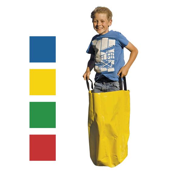Junge spielt Sackhüpfen mit gelbem Sack, bunte Farbquadrate blau, gelb, grün, rot daneben.