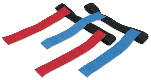 Zwei Klettbänder in Rot und Blau mit schwarzer Schlaufe, isoliert auf weißem Hintergrund.