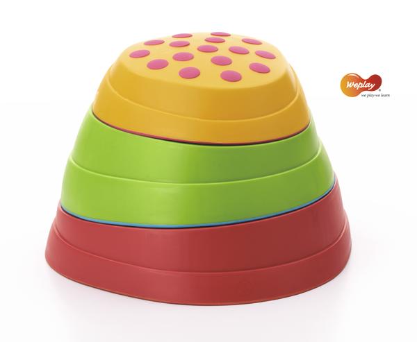 Buntes Stapelspielzeug aus Kunststoff mit roten Punkten, grünem und rotem Ring für Kinder.