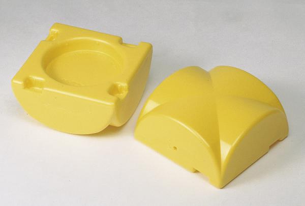 Zwei gelbe Kunststoff-Eckverbinder für auf weißem Hintergrund.