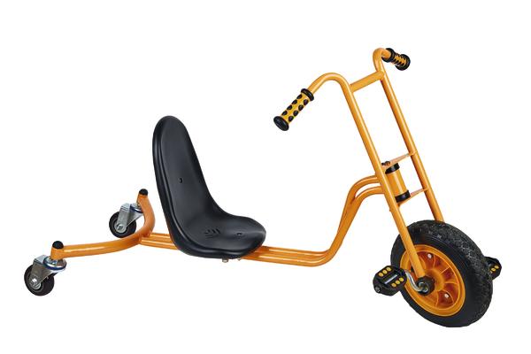 Orange Drift Trike mit schwarzem Sitz und drei Rädern für Kinder und Jugendliche