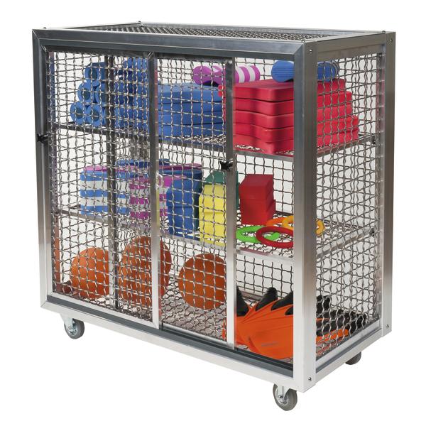 Mobiler Metall-Gitterwagen mit Sportgeräten wie Bällen, Matten und Hanteln.