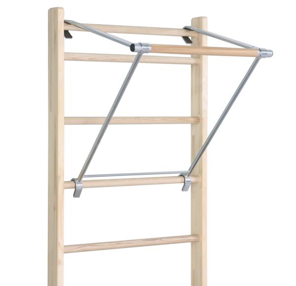 Klimmzugstange aus Holz und Metall, montiert an einer Sprossenwand für Fitnessübungen.