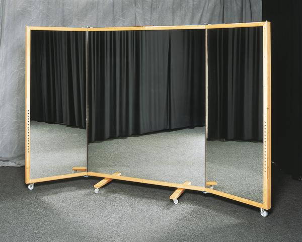 Dreiteiliger mobiler Spiegel mit Holzrahmen und Rollen vor schwarzem Vorhang.