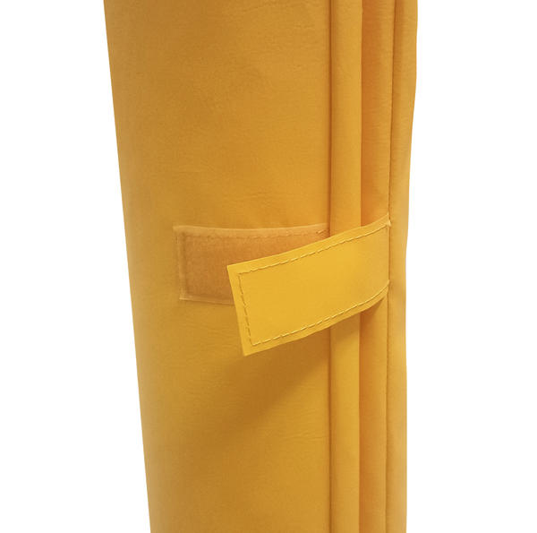 Gelber zusammengefalteter Yogamatten-Riemen mit Klettverschluss für einfachen Transport.