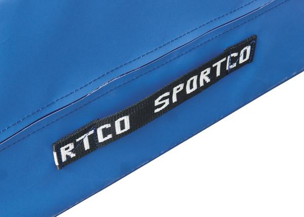 Nahaufnahme eines blauen Sportgeräts mit dem Schriftzug "SPORTCO" auf einem schwarzen Etikett.
