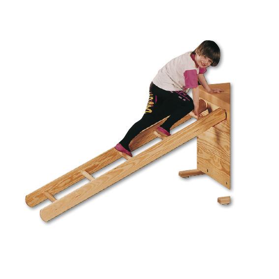 Kind klettert eine schiefe Holzleiter an einem Klettergerät hinauf, Indoor-Spielgerät.