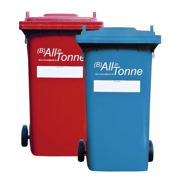Rote und blaue Mülltonnen mit Deckel und Rollen, beschriftet mit "All in Tonne".