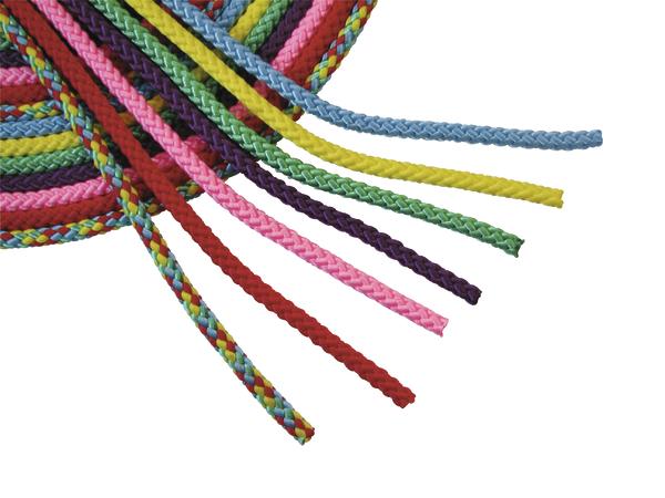 Bunte geflochtene Schnüre in verschiedenen Farben auf weißem Hintergrund.