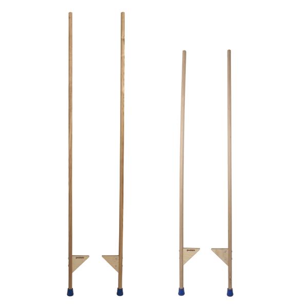 Paar Holzstelzen mit blauen Gummispitzen für Kinder zum Balancieren und Spielen.