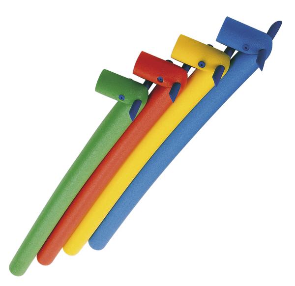 Bunte Wassernudeln aus Schaumstoff in Grün, Rot, Gelb und Blau, Spielzeug für Kinder.