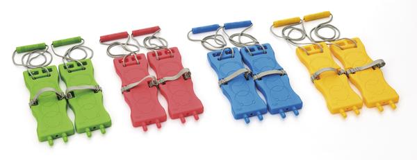 Vier bunte Handtrainer in Grün, Rot, Blau und Gelb mit Griffen und Federn auf weißem Hintergrund.