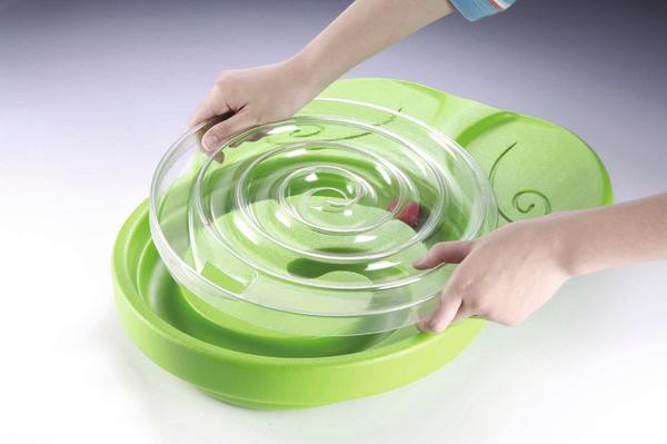 Kind spielt mit grünem Labyrinth-Spielbrett und transparentem Deckel mit Kugel.