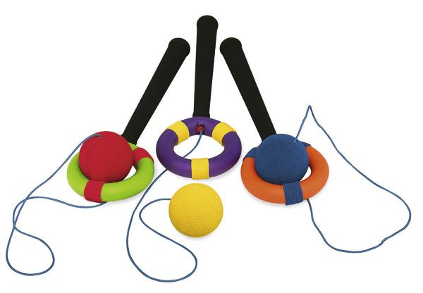 Drei Wurfringe mit Griffen und zwei Bälle für Outdoor-Spiel und Wurftraining.