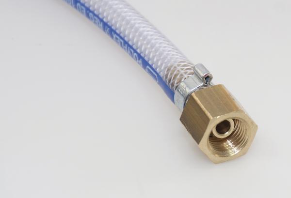 Ballfüllpistole mit Manometer und Luftschlauch mit Schraubverschluss als Verbindung zum Kompressor.