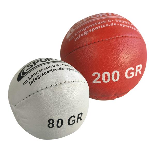 Roter und weißer Sportco-Jonglierball mit den Gewichtsangaben 200 g und 80 g vor weißem Hintergrund.