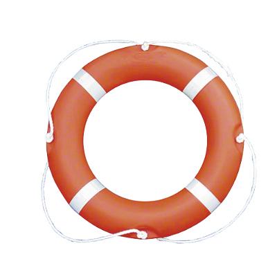 Rettungsring in Orange mit weißen Streifen und Seil, Symbol für Sicherheit auf dem Wasser.
