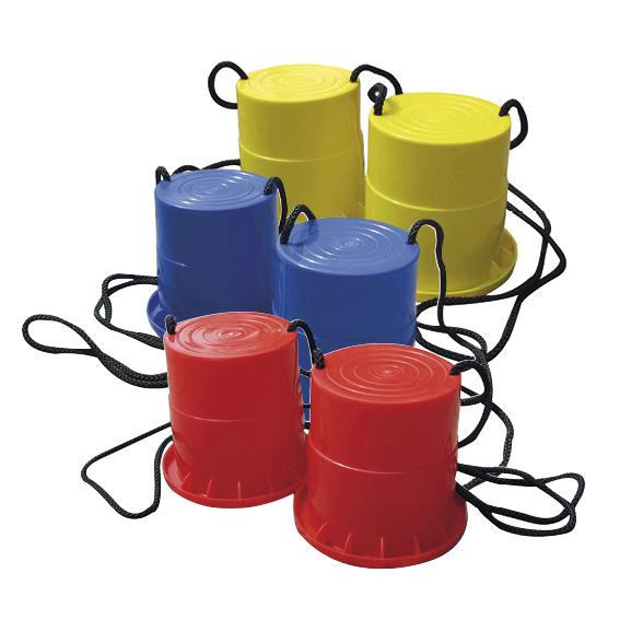 Bunte Laufstelzen aus Kunststoff in Rot, Blau und Gelb mit schwarzen Trageschlaufen.