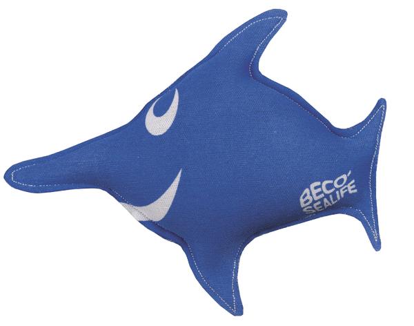 Blaues Stoffspielzeug in Form eines Fisches mit weißem Gesicht und "Beco Sealife" Logo.