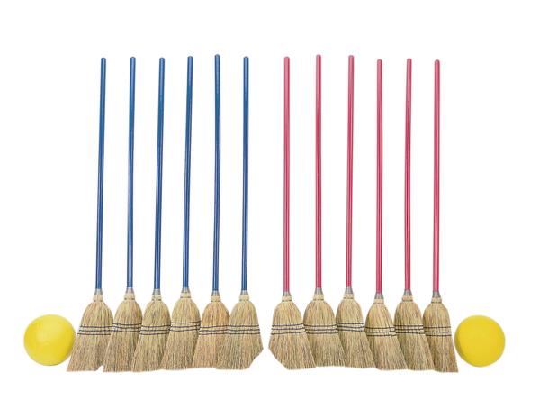 Zwölf Besen mit blauen und roten Stielen und zwei gelbe Bälle auf weißem Hintergrund.