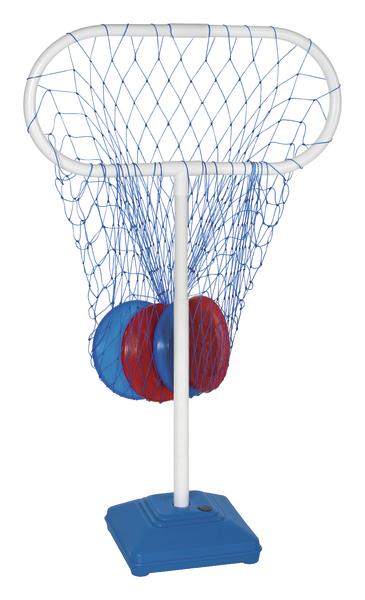 Basketballkorb mit blauem Sockel und roten sowie blauen Bällen im Netz, weißer Rahmen.