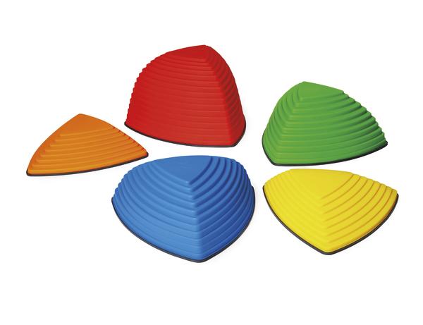 Bunte, dreieckige Balanciersteine aus Kunststoff für Kinder zum Spielen und Trainieren.