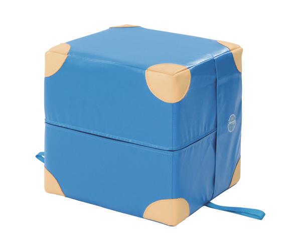 Blauer Würfel-Sitzhocker mit beigen Eckschutzpolstern und Tragegriff, moderner Sitzwürfel.