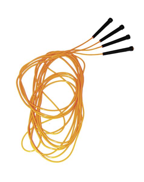 Orangefarbene Sprungseile mit schwarzen Griffen, auf weißem Hintergrund.