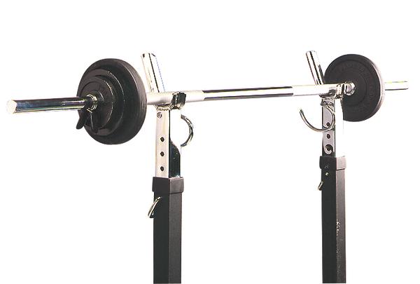 Langhantel mit Gewichtsscheiben auf verstellbarem Squat Rack für Krafttraining.
