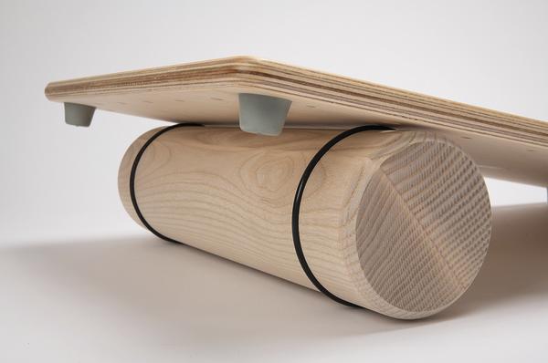 Balancierbrett aus Holz mit runder Rolle für Gleichgewichtstraining und Fitnessübungen.