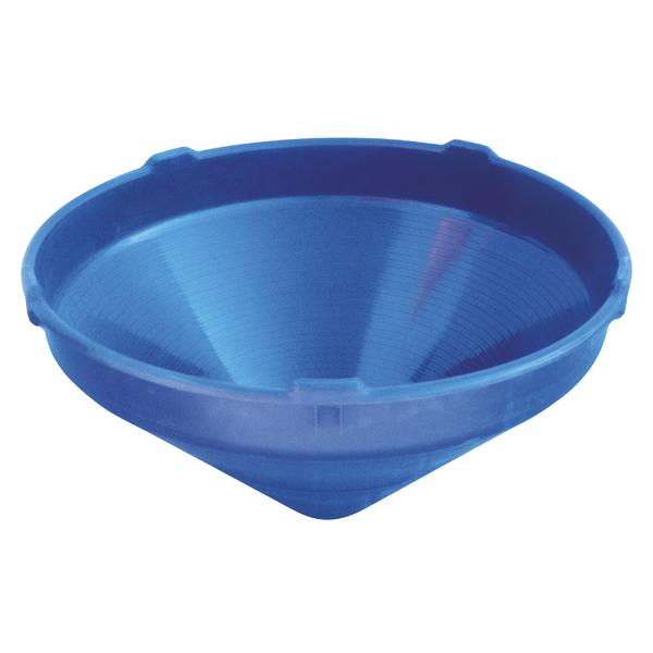 Blauer Kunststoff-Trichter mit breiter Öffnung und konischem Auslauf, isoliert auf weißem Hintergrund.