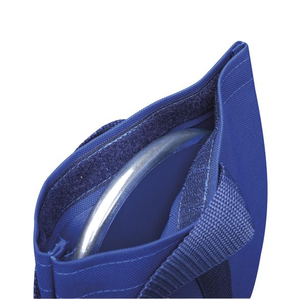 Blauer Schutzbeutel mit Metallring, Nahaufnahme auf weißem Hintergrund.